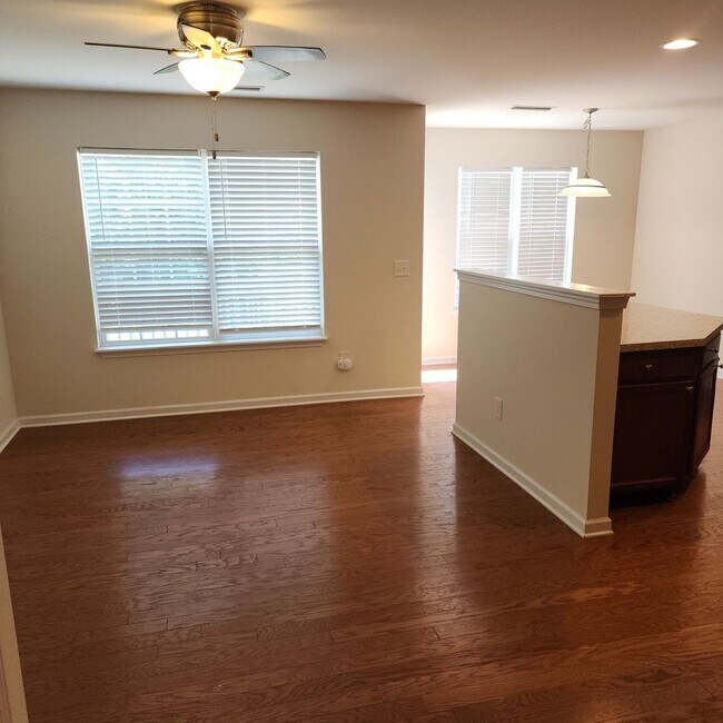 Foto del edificio - 3 Level Townhouse For Rent In Greensboro w...