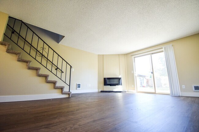 Building Photo - Spacious 2 bedroom 1.5 bath Town house Apartment!