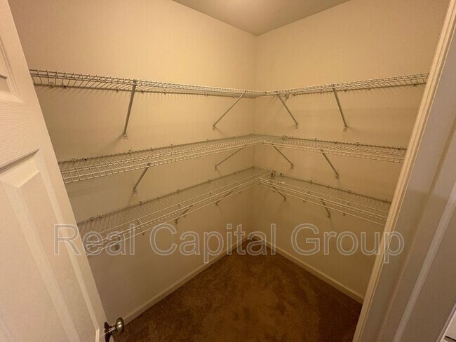 Foto del edificio - 28 Whitaker Dr