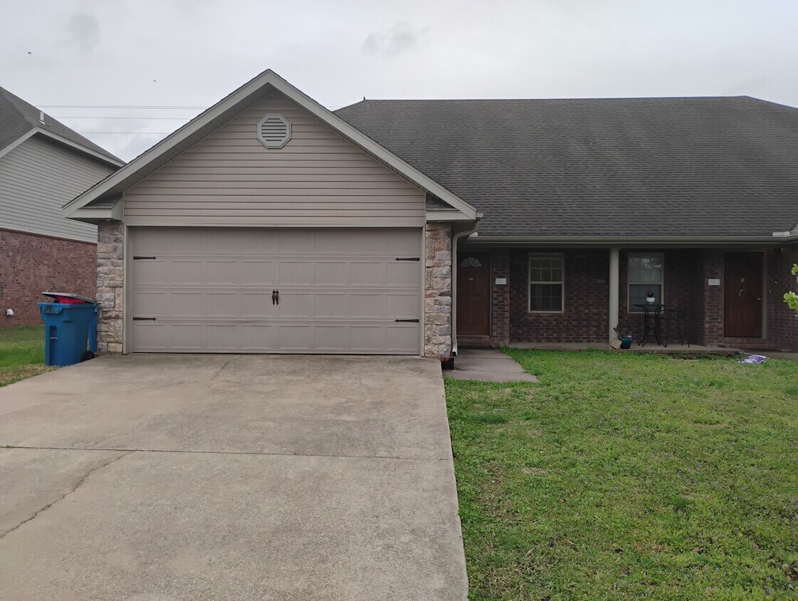 Primary Photo - 3003 SW Deerfield Blvd