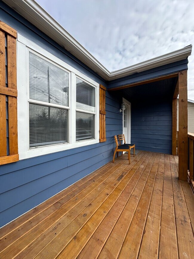 Foto del edificio - Immediate Move-In! Renovated 2BR House Near Ball State w/ Fireplace & Outdoor Space