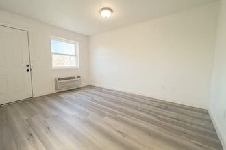 Building Photo - 1213 Kingston Dr