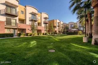 Building Photo - 525 W Lakeside Dr