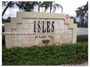Building Photo - 595 Vista Isles Dr