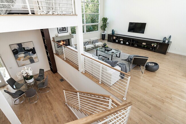 Building Photo - 704 Huntley Dr