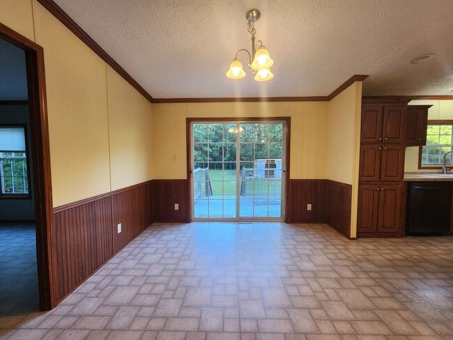 Building Photo - 118 April Ln