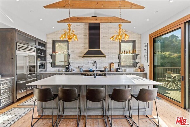 Foto del edificio - 2373 Tuna Canyon Rd
