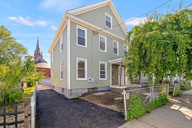 Building Photo - 530 Jane St