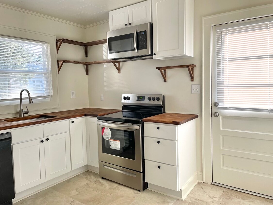 Primary Photo - Updated 3 bed 2 bath duplex near downtown ...