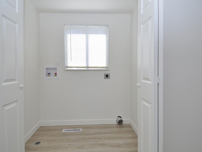 Foto del edificio - 3 Bedroom House with 2 Car Garage/Workshop