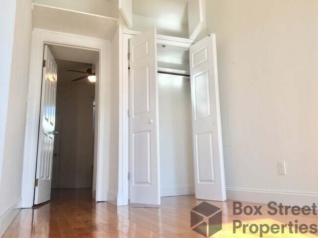 Foto del edificio - 67-05 64th Pl