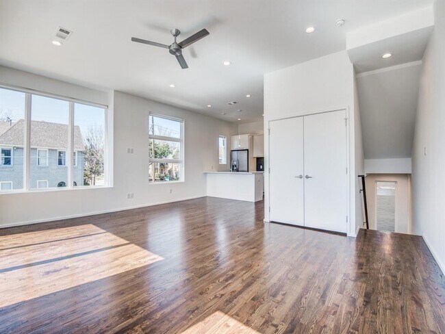 Building Photo - 6035 La Vista Dr
