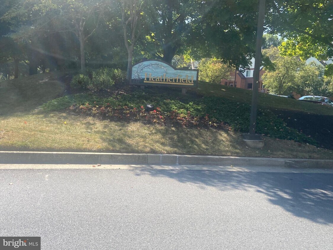 Building Photo - 4954 Columbia Rd