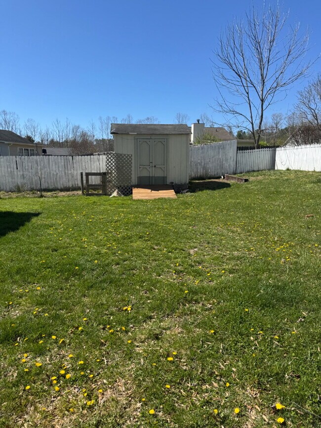 Foto del edificio - "Charming 3-Bedroom Retreat with Fireplace & Hardwood Floors in Fletcher, NC"