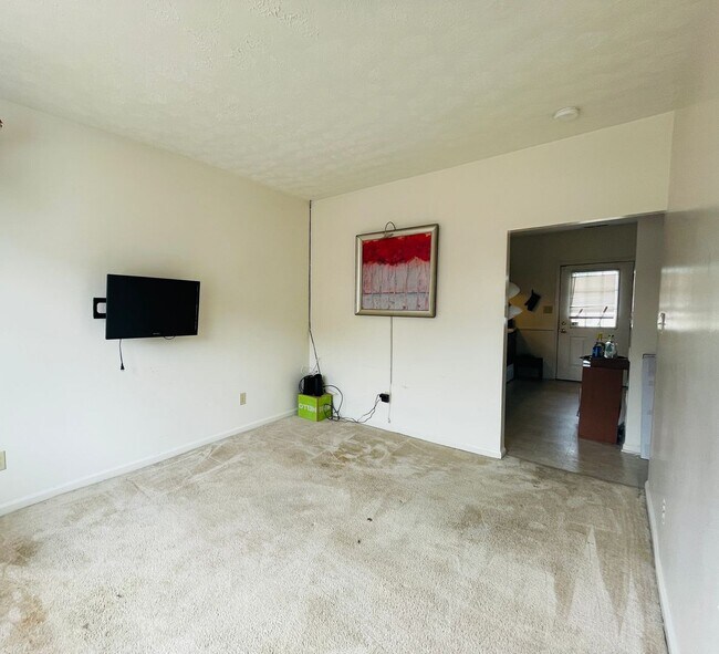 Building Photo - 2 Bedroom Duplex within walking distance o...