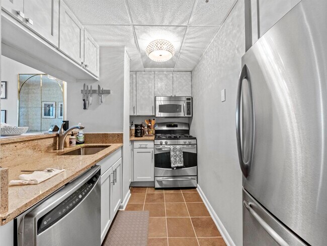 Foto del edificio - 227 Christopher Columbus Dr