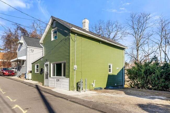 Photo - Newly Remodeled 2 Bedroom, 1 Bathroom in A... House