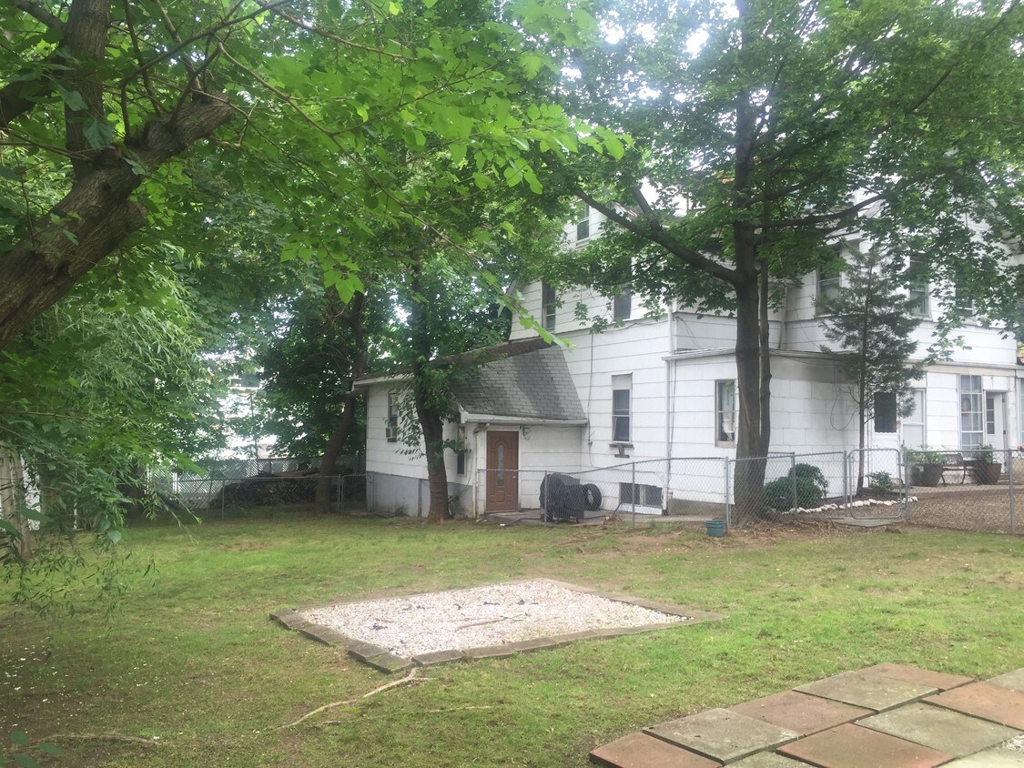 Foto principal - 756 Tompkins Ave