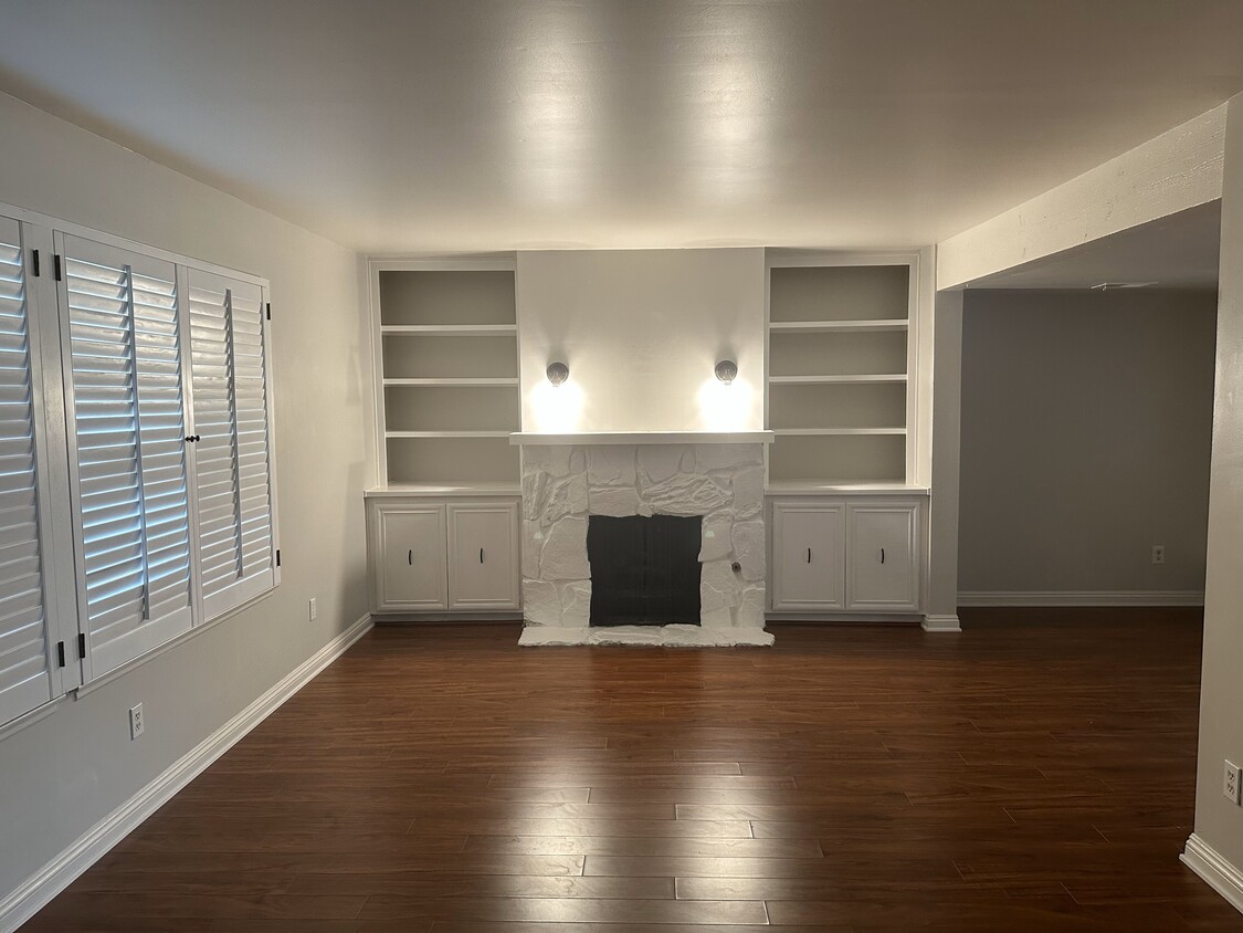 Building Photo - 16018 Hiddenridge Ln