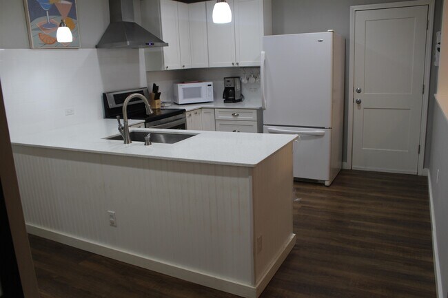 Building Photo - 2102 Belaire Dr