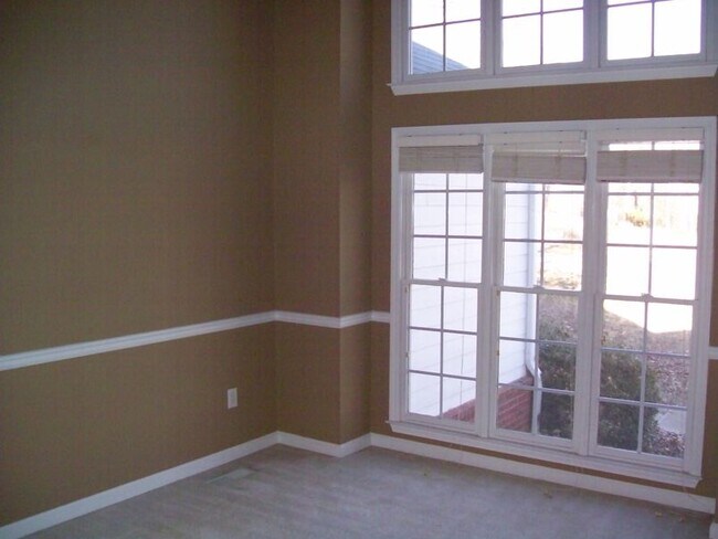 Building Photo - Single Story House w/Fenced Backyard