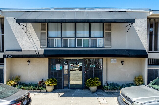 Foto del edificio - 125 Ximeno Ave.