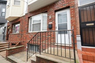 Building Photo - 2022 S Opal St