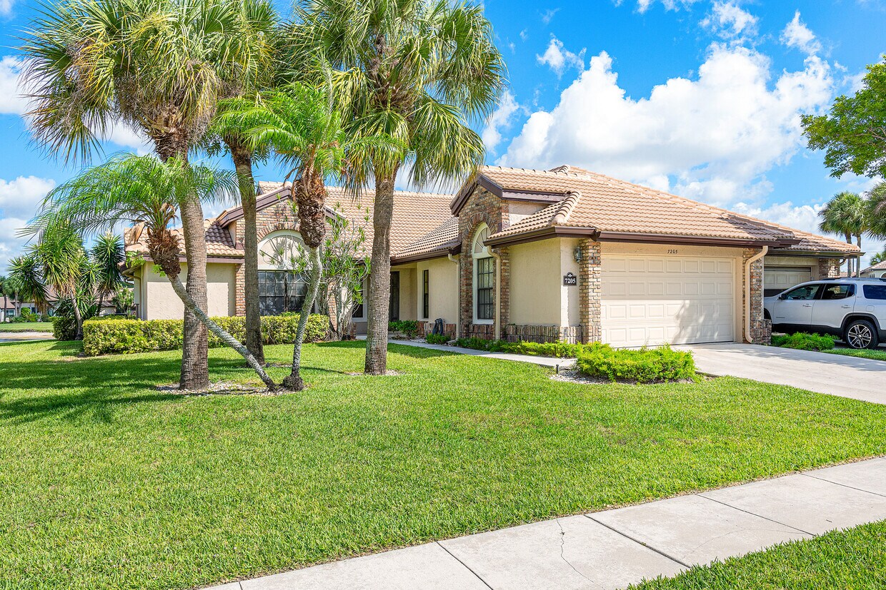 Front - 7205 Sweetbay Ct