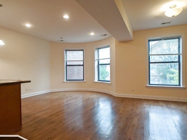 Foto del edificio - 2836 N Albany Ave