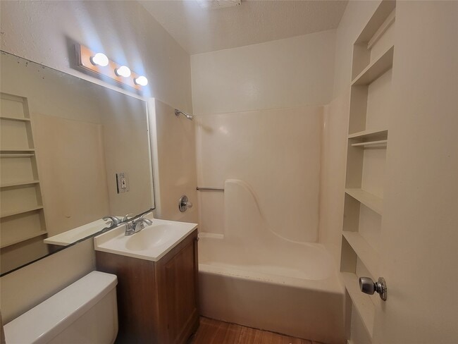 Foto del edificio - 1910 Ave N Ursuline St