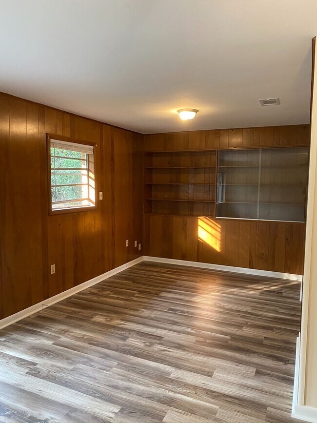 Building Photo - Home For Rent