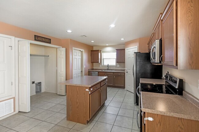 Foto del edificio - Beautiful Home W/Solar Panels