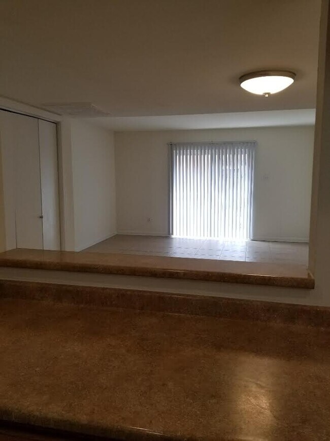 Foto del edificio - 5100 W Esplanade Ave