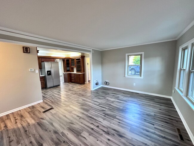 Building Photo - Beautifully Renovated 3 Bedroom Home in Me...