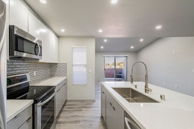 Building Photo - HIGHLY UPGRADED 1 BEDROOM CONDO WITH CAR G...