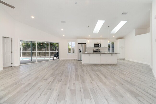 Foto del edificio - 180 Waters Edge Ln