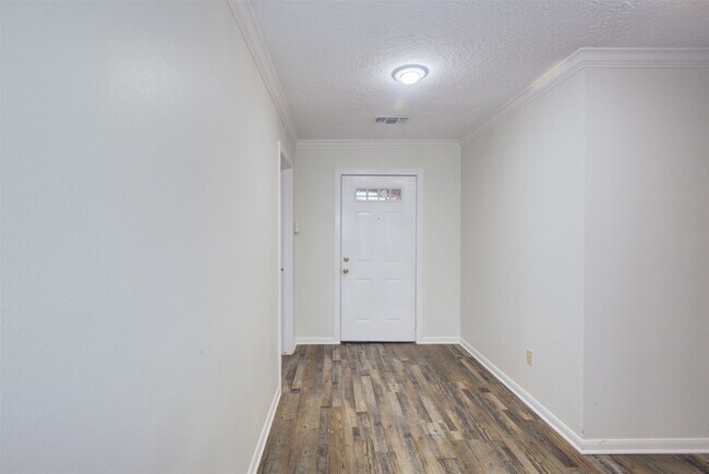 Building Photo - 1402 Forest Home Dr