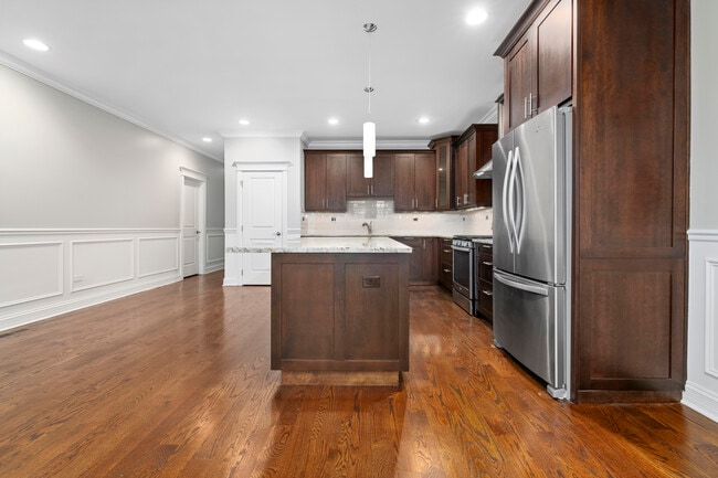 Building Photo - 1322 W Grand Ave