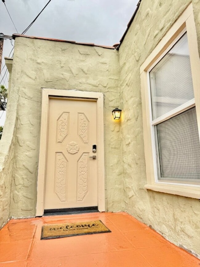 Building Photo - 2+1 w/all appliances + garage in central L...