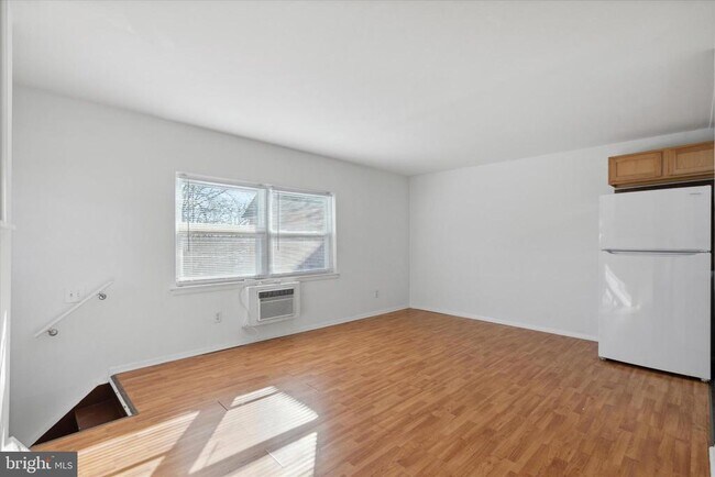 Building Photo - 288 Greenough St