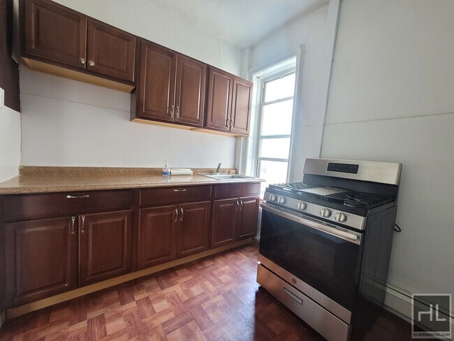 Building Photo - Spacious Sunset Park 2 bdrm