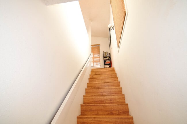 Building Photo - 433 Heliotrope Ave