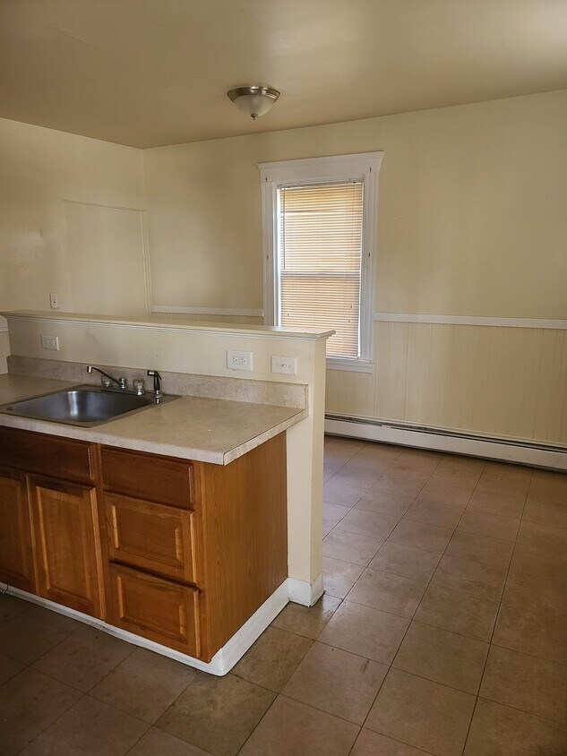 31 Moore St Unit 1St Floor, Central Falls, RI 02863 Room for Rent in