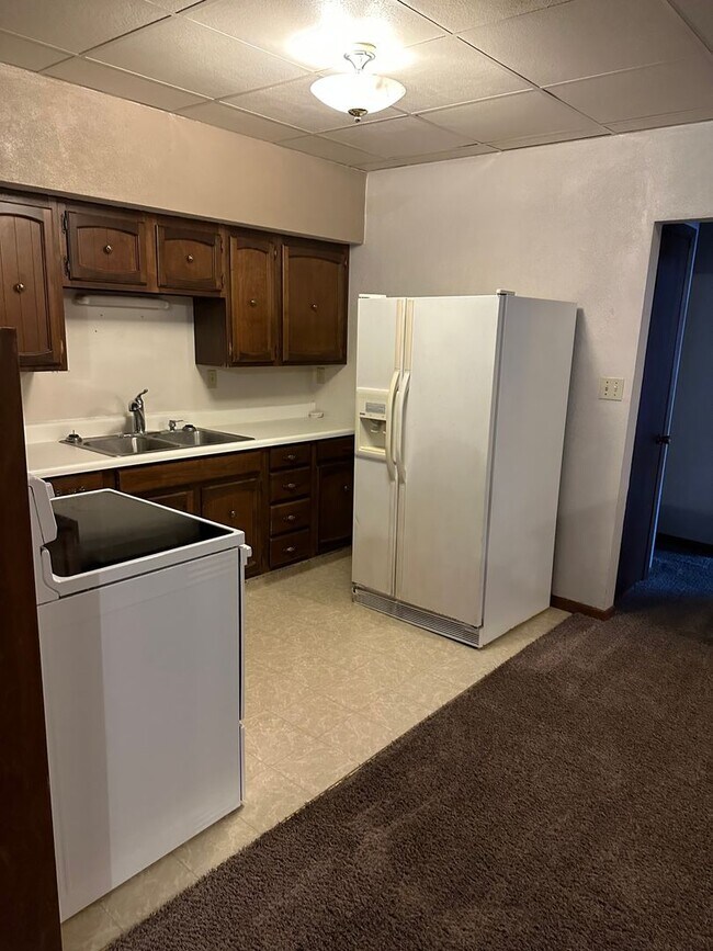 Building Photo - Large main floor 1 bed apt with attached g...