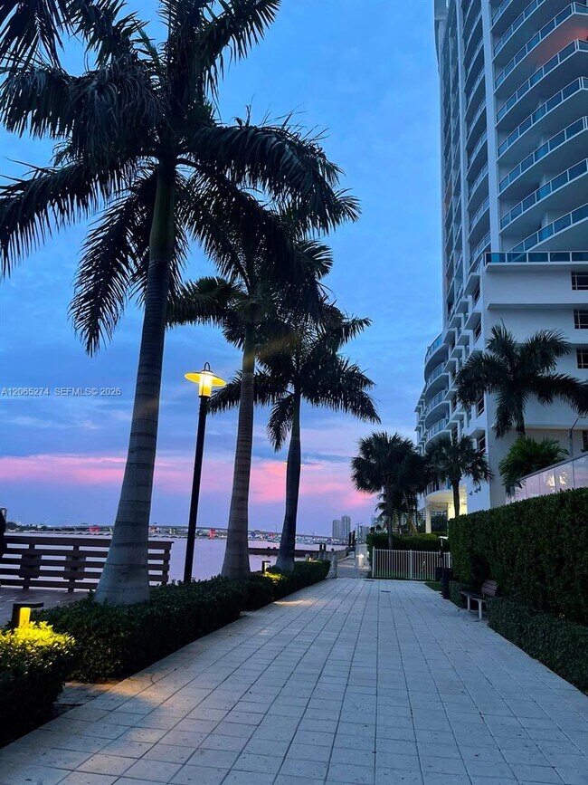 Foto del edificio - 601 NE 23rd St