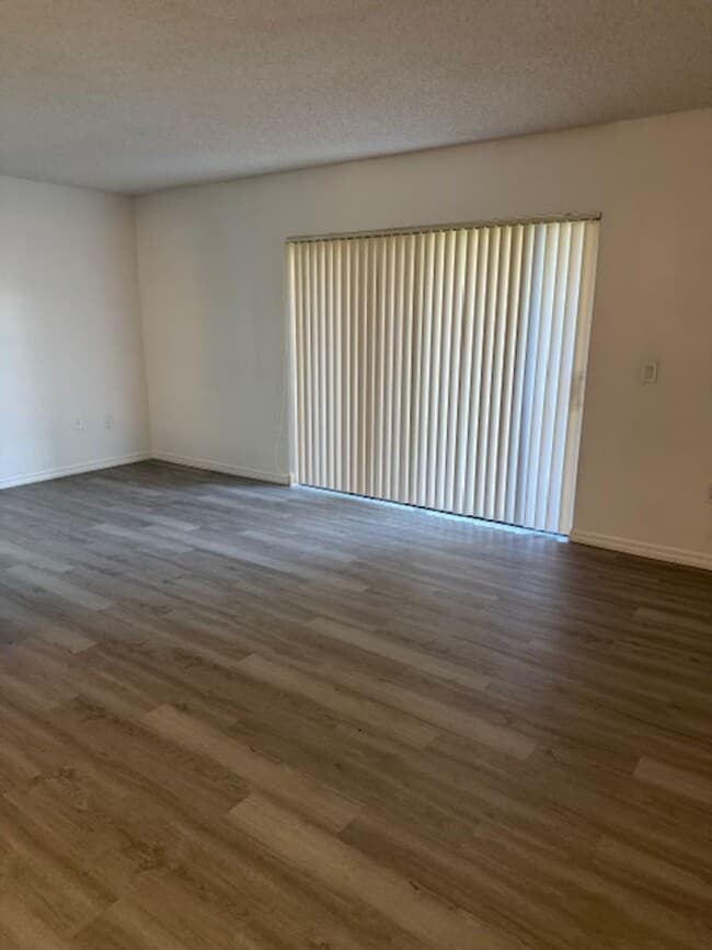 Building Photo - Large One bedroom Condo