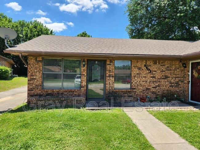 Building Photo - 2501 Oakhurst Drive A