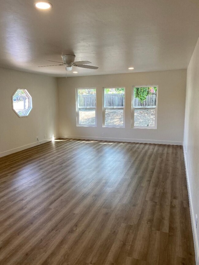 Building Photo - 2048 Swazey St