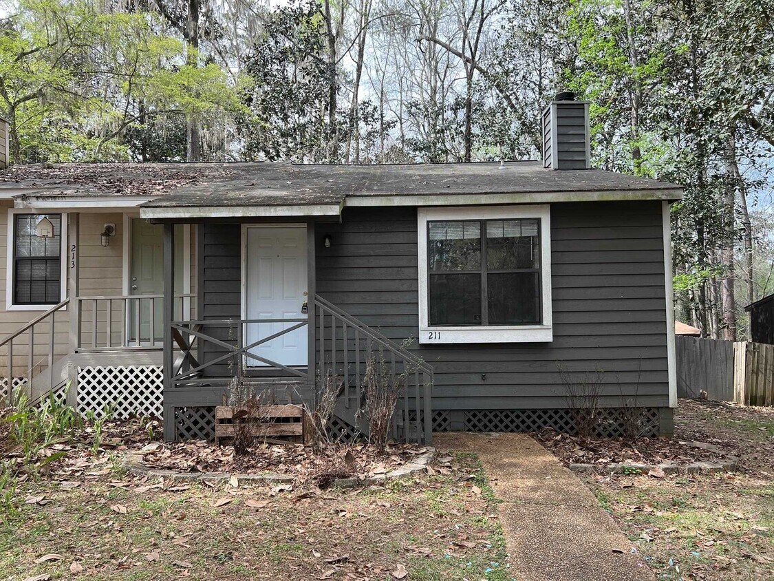Primary Photo - 211 Parkbrook Cir