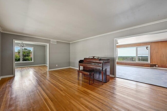 Building Photo - 4809 Crestway Dr